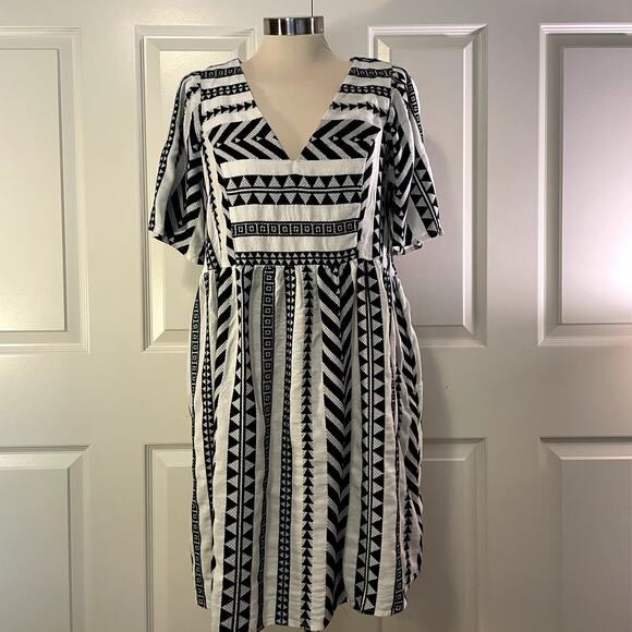 Old Navy V-Neck Geometric Mini Dress, size Medium - Picture 1 of 9